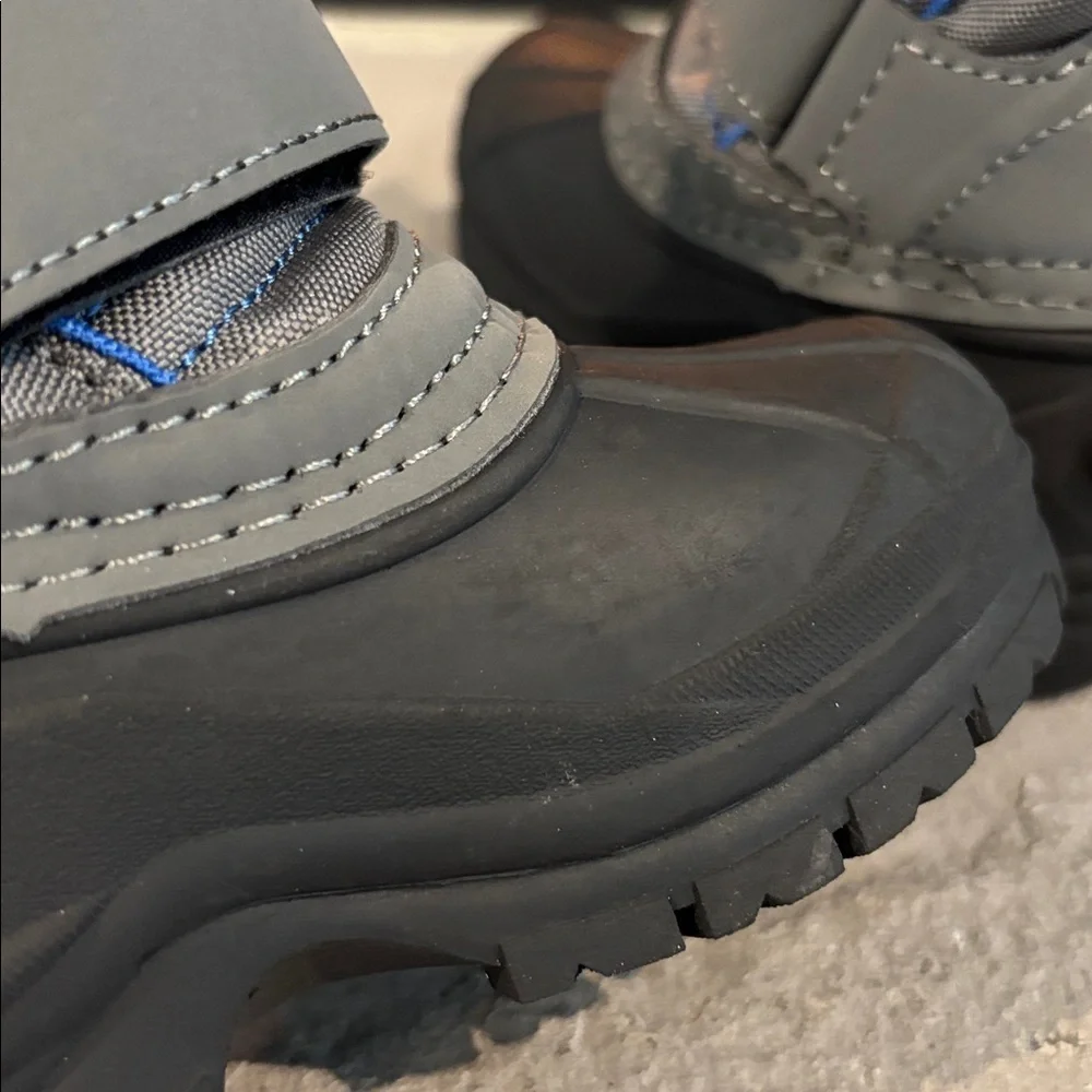 Khombu Bobby Thermalite insulated,waterproof,bungee tie,velcro close,rugged sole